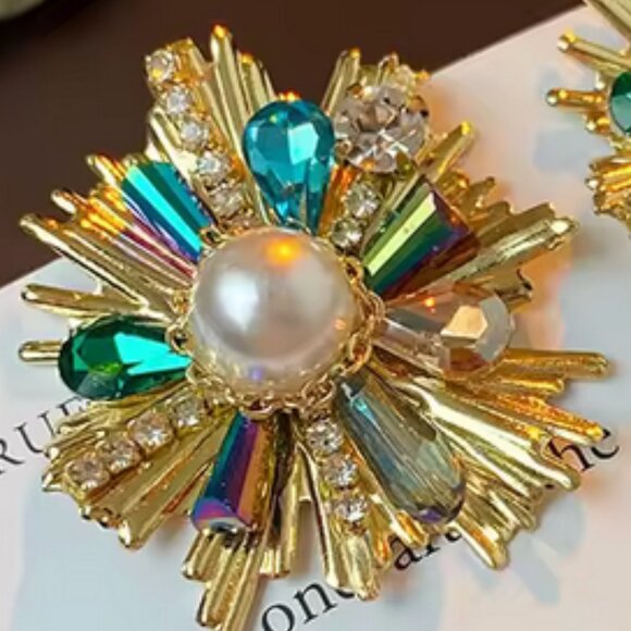 NWT Crystal Flower Pearl Stud Earrings - Picture 4 of 4